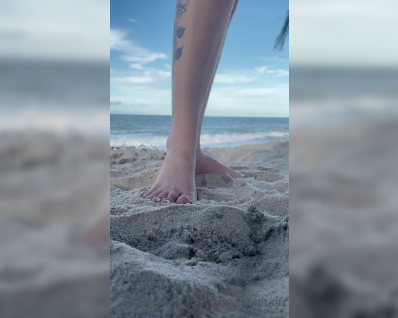 Pezinhos da Amora aka Amorafeetofc OnlyFans - Barefoot on the sand