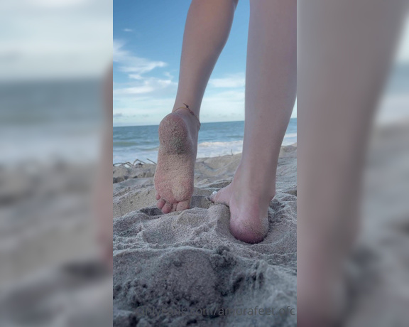 Pezinhos da Amora aka Amorafeetofc OnlyFans - Barefoot on the sand