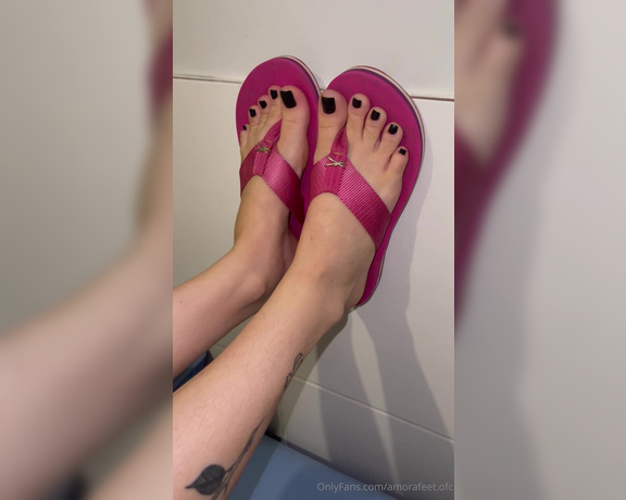 Pezinhos da Amora aka Amorafeetofc OnlyFans - Was a long time without my pink flip flops here, so i decide to show you again