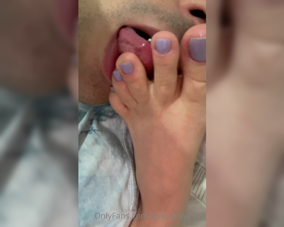 Pezinhos da Amora aka Amorafeetofc OnlyFans - Feet in his face @mjaime27