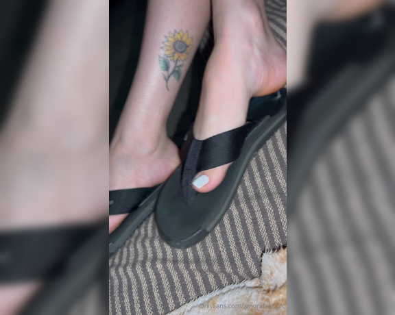 Pezinhos da Amora aka Amorafeetofc OnlyFans - After a delicious footjob, he cums in my flip flops after I put in my feet and had to feel that war