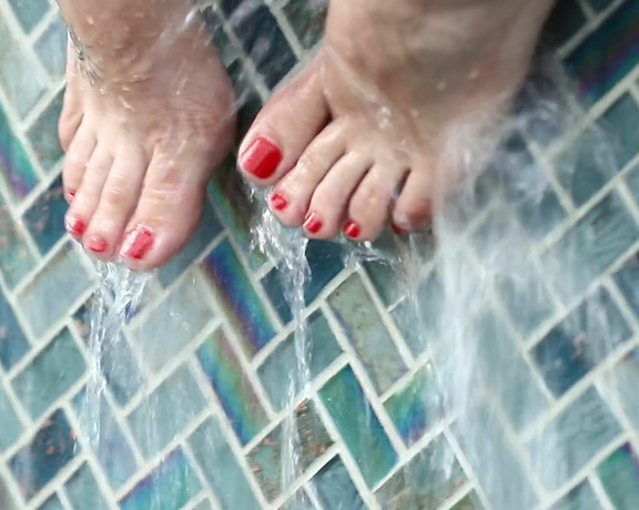 Capri aka Capritoes OnlyFans - You see me hanging out by this water fountain Do you approach and how