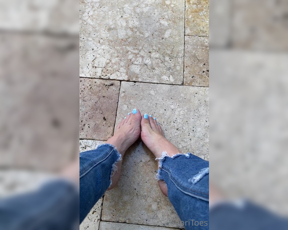 Capri aka Capritoes OnlyFans - Wiggling my blue toes by the pool