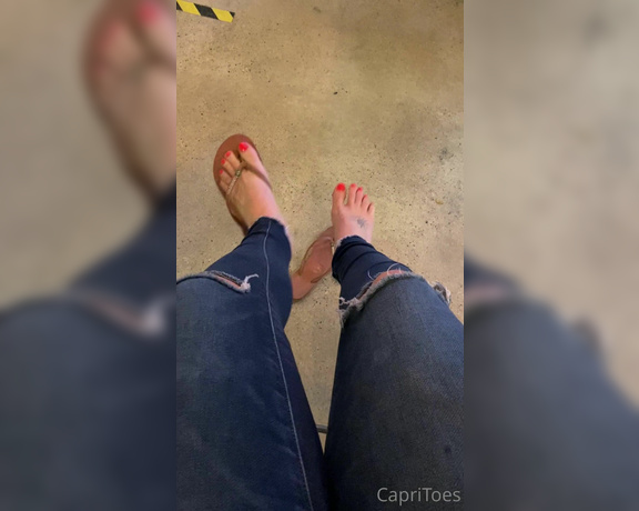 Capri aka Capritoes OnlyFans - Public Flip flop play while I wait for my smoothie to be done what would you do if you were there