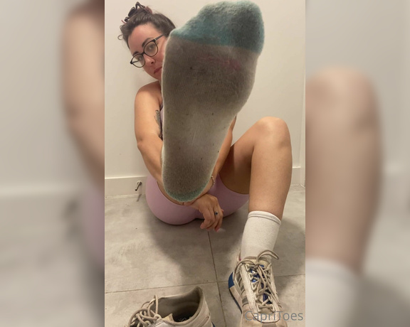 Capri aka Capritoes OnlyFans - Smell my feet before I take a shower