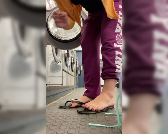 Capri aka Capritoes OnlyFans - Sorry for the delay My wifi suckssss My showing my soles in the laundromat