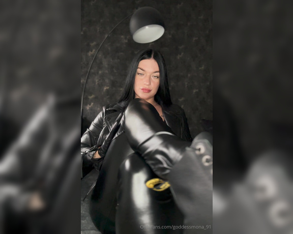 Goddess Mona aka Goddessmona_91 OnlyFans - Leder unterstreicht meine mchtige Aura perfekt Leather underlines my powerful aura perfectly