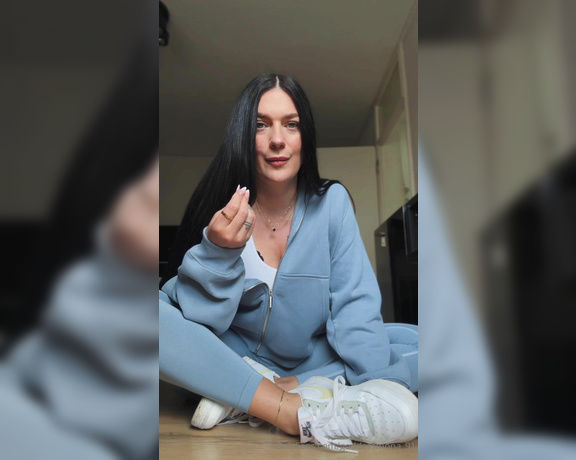 Goddess Mona aka Goddessmona_91 OnlyFans - Wie gerne du meine Sneaker ausziehen wollen wrdest nachdem ich lange unterwegs war, hm Um direkt