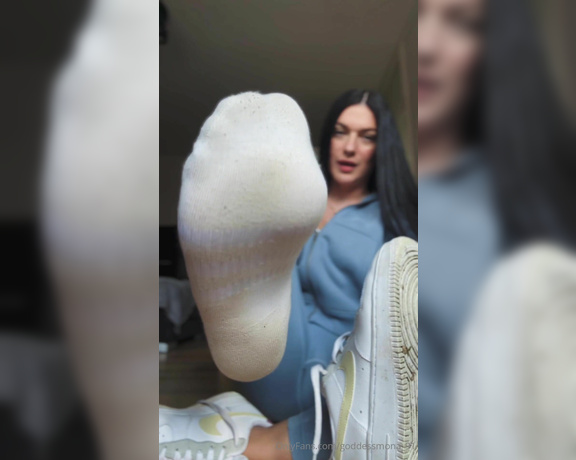 Goddess Mona aka Goddessmona_91 OnlyFans - Wie gerne du meine Sneaker ausziehen wollen wrdest nachdem ich lange unterwegs war, hm Um direkt