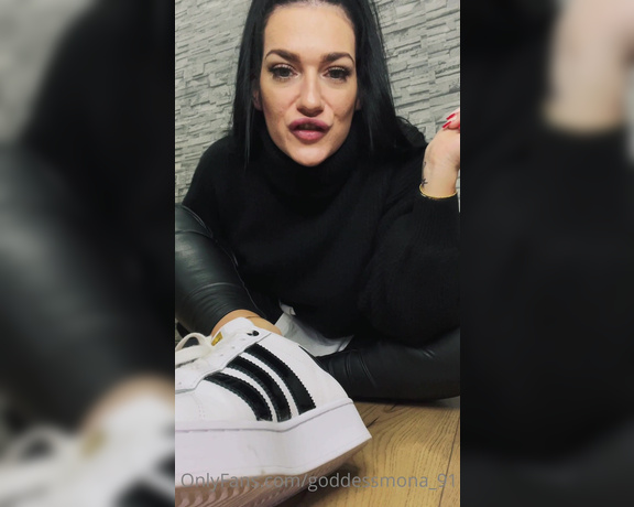 Goddess Mona aka Goddessmona_91 OnlyFans - Ich bin soeben Nachhause gekommen und gestatte dir , beim ausziehen meiner Sneaker wieder dabei zu