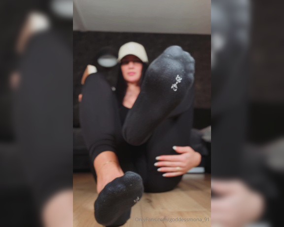 Goddess Mona aka Goddessmona_91 OnlyFans - Nach dem Gym qualmen die Socken einfach am besten  Wie gerne ich sie dir jetzt unter die Nase