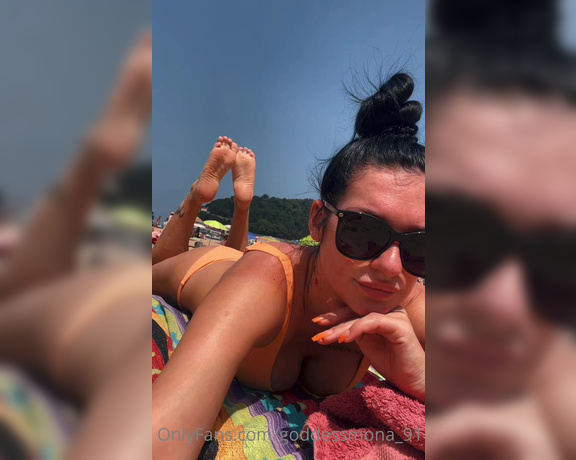 Goddess Mona aka Goddessmona_91 OnlyFans - Wrdest du es wagen, diese perfekten Fe hier am Strand anzubeten Meine verschwitzten Sohlen mit