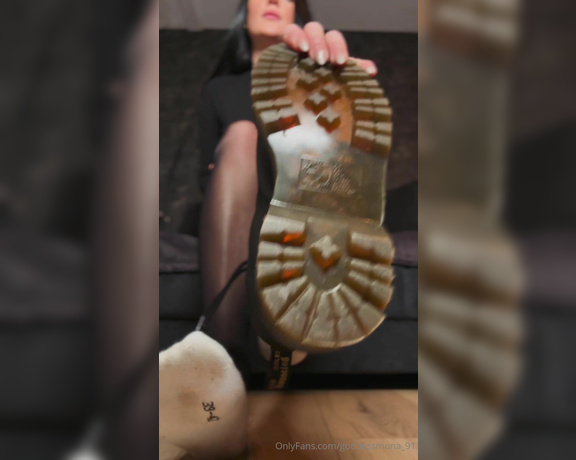 Goddess Mona aka Goddessmona_91 OnlyFans - Es berrascht dich nicht dass meine Socken mal wieder total klebrig und schwitzig sind, hm Aber ich