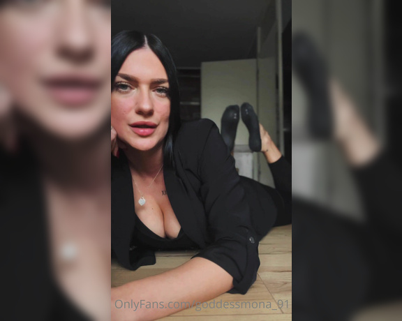 Goddess Mona aka Goddessmona_91 OnlyFans - Wenn ich sage, dass diese Socken den ganzen Raum voll stinken , meine ich das auch so  When I