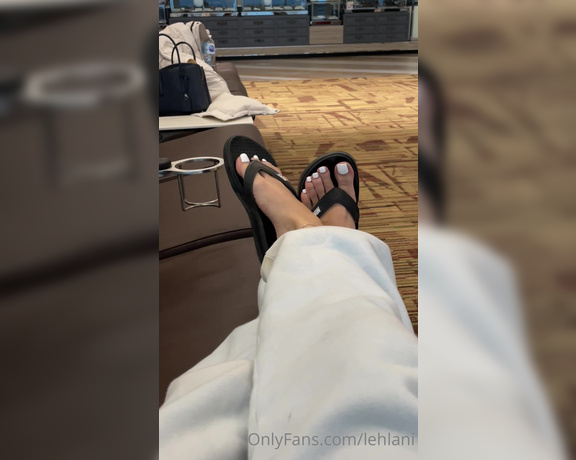 Kala Lehlani aka Lehlani OnlyFans - Airport things ) no one is staring ahah 1