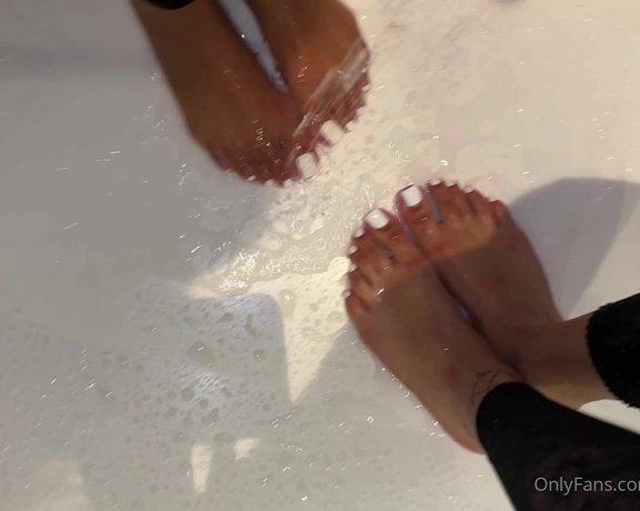 Layafeet aka Layafeetparis OnlyFans - ADVENT CALENDAR  2425 Feet in the shower w @ayasfeetgirl