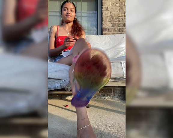 SolelessKy aka Solelessky OnlyFans - Outside fun with me ) be a good boy PSA I’m gettin my legs waxed so kiss a dick