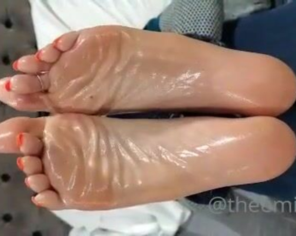 Miss Jaye aka Theemisses_1221 OnlyFans - Who wants oily soles