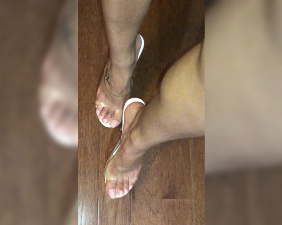 Miss Jaye aka Theemisses_1221 OnlyFans - Teasing with the pleasers &shoe dangling