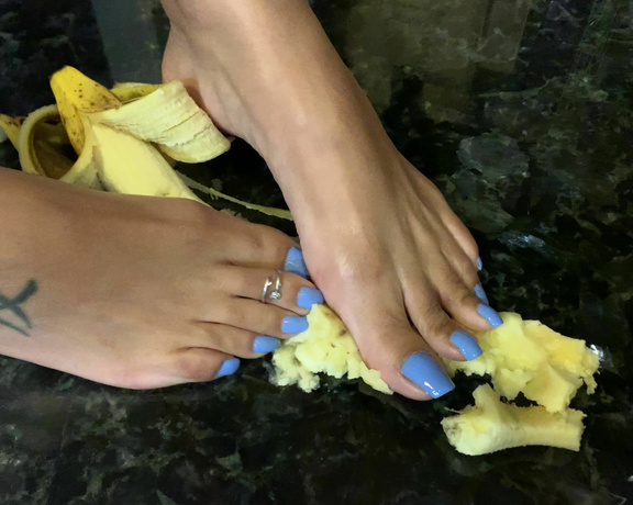 Miss Jaye aka Theemisses_1221 OnlyFans - Anyone want a banana