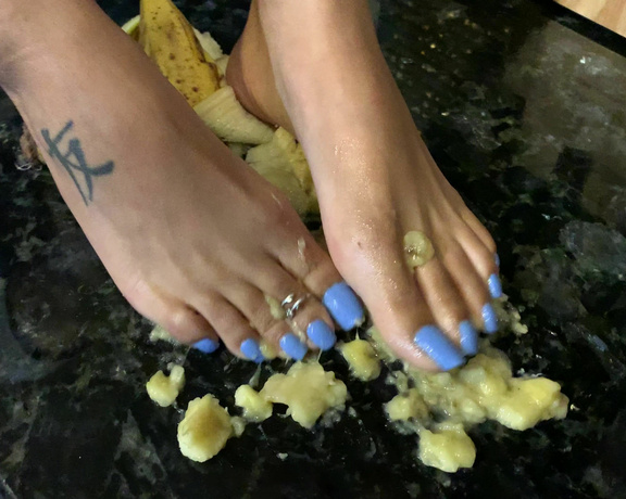 Miss Jaye aka Theemisses_1221 OnlyFans - Anyone want a banana