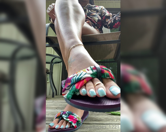 Miss Jaye aka Theemisses_1221 OnlyFans - Flip flop tease x Blue toes