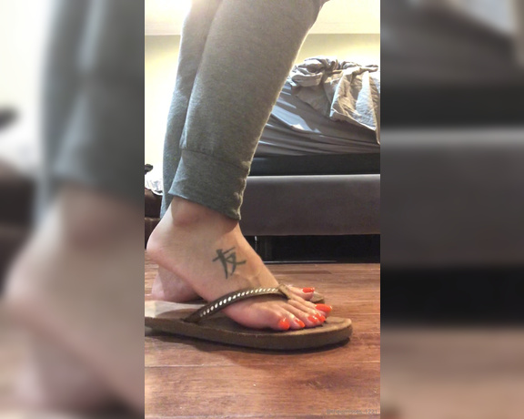 Miss Jaye aka Theemisses_1221 OnlyFans - Something about the sound of flip flops