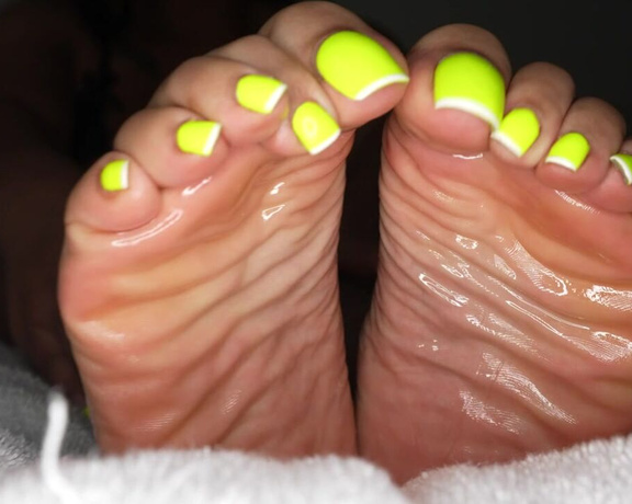 Monae aka Theemonae OnlyFans - Does these oily soles make your dick hard