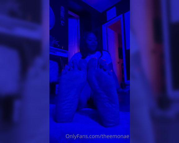 Monae aka Theemonae OnlyFans - These pretty…BIG…vibrant toes wants you to buss alll over them!