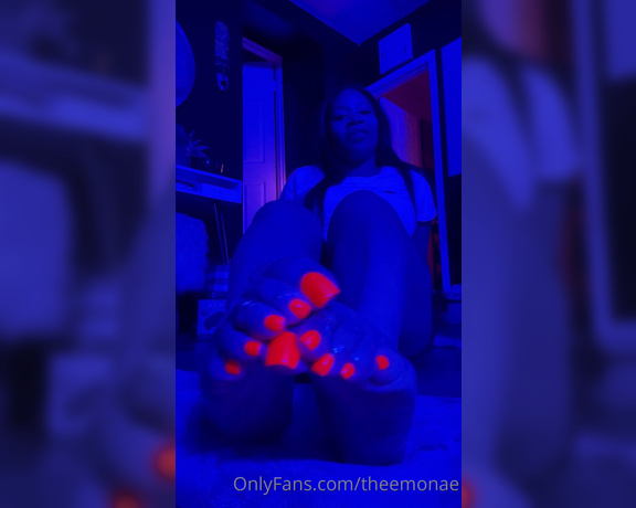 Monae aka Theemonae OnlyFans - These pretty…BIG…vibrant toes wants you to buss alll over them!