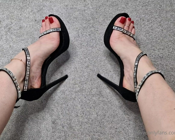 MrandMrs_W aka Mrandmrs_w OnlyFans - Pretty red toes in heels