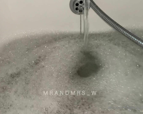 MrandMrs_W aka Mrandmrs_w OnlyFans - Bath time with Mrs W’s pretty feed