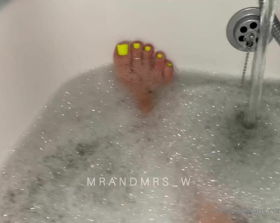 MrandMrs_W aka Mrandmrs_w OnlyFans - Bath time with Mrs W’s pretty feed