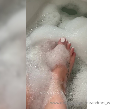 MrandMrs_W aka Mrandmrs_w OnlyFans - Bath time with Mrs W and her new pedi