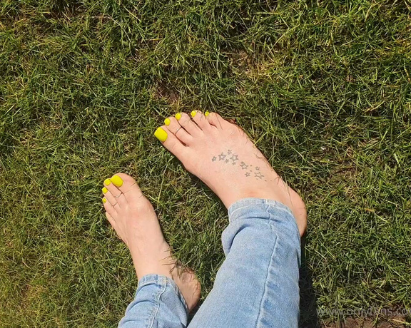 MrandMrs_W aka Mrandmrs_w OnlyFans - Sexy neon toes outside