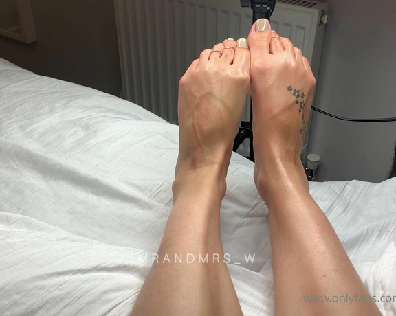 MrandMrs_W aka Mrandmrs_w OnlyFans - Oiled feet, freshly painted toes and a sexy pose He’s my biggest fan