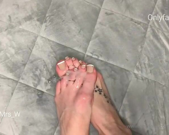 MrandMrs_W aka Mrandmrs_w OnlyFans - Thick creamy white cumshot on some french tips