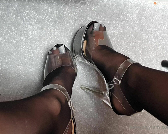 MrandMrs_W aka Mrandmrs_w OnlyFans - What do we think of these pretty feet and toes