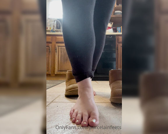 Porcelain Goddess aka Porcelainfeets OnlyFans - Tried to do a long video of me cleaningsole teasing but cats kept running through so here is one