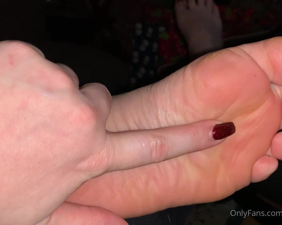 Porcelain Goddess aka Porcelainfeets OnlyFans - Toe wiggling in front of the tree Bet you wish it was your face instead