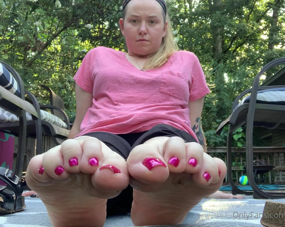 Porcelain Goddess aka Porcelainfeets OnlyFans - Relax to my pretty feet and the sounds of late summer pups