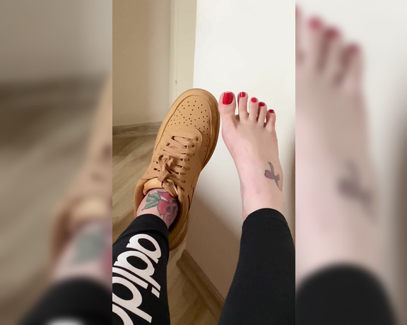 Queen Rainha aka Queen_rainha_ OnlyFans - After todays walk, no socksDepois da caminhada de hoje, sem meias