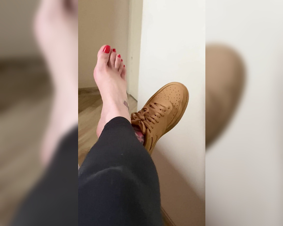 Queen Rainha aka Queen_rainha_ OnlyFans - After todays walk, no socksDepois da caminhada de hoje, sem meias