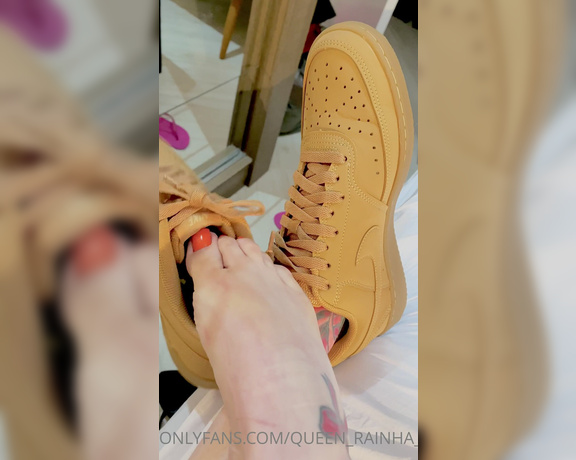 Queen Rainha aka Queen_rainha_ OnlyFans - Good Morning!!! With my new sneakers, a gift from a subscriber, and the new color Its very difficu