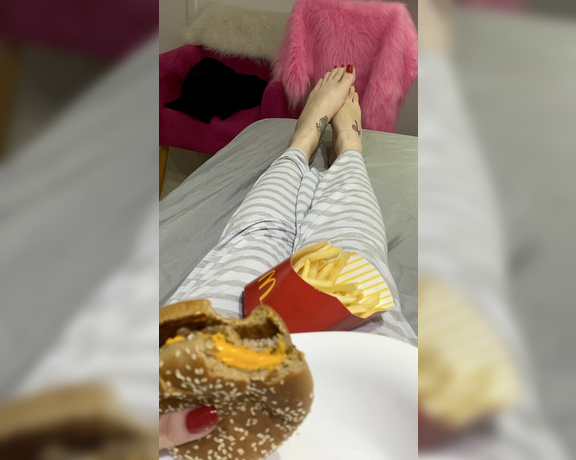 Queen Rainha aka Queen_rainha_ OnlyFans - Long toes Your food is my foot Dedos longos Sua comida meu