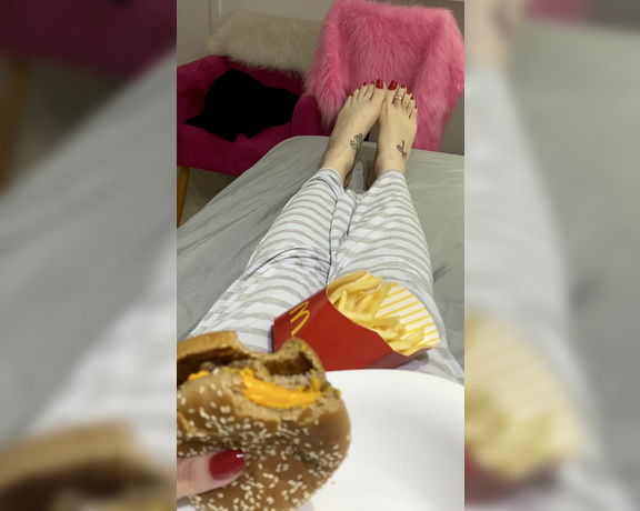 Queen Rainha aka Queen_rainha_ OnlyFans - Long toes Your food is my foot Dedos longos Sua comida meu