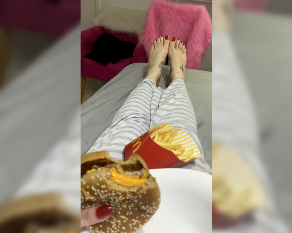 Queen Rainha aka Queen_rainha_ OnlyFans - Long toes Your food is my foot Dedos longos Sua comida meu