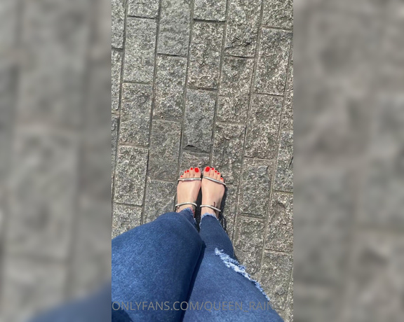 Queen Rainha aka Queen_rainha_ OnlyFans - For you New Color (Google translate People kept watching me filming my feet  Going to the salo