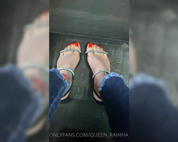 Queen Rainha aka Queen_rainha_ OnlyFans - For you New Color (Google translate People kept watching me filming my feet  Going to the salo