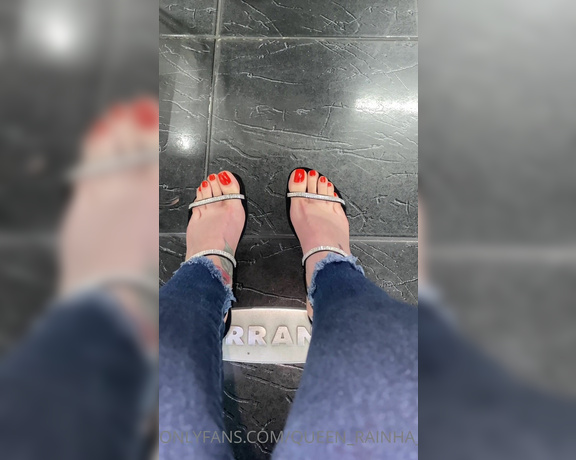 Queen Rainha aka Queen_rainha_ OnlyFans - For you New Color (Google translate People kept watching me filming my feet  Going to the salo